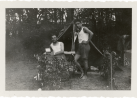 'Joncquart et Nahmani en 1945
Sergues dans le parc du château'