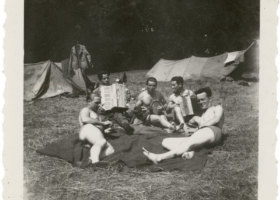 'Sorgues 1945
au repos dans le parc du château
Schneider Azria Durand Michaux'