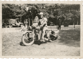 'Michaux dans le bois de Boulogne après la Libération de Paris Août 1944'