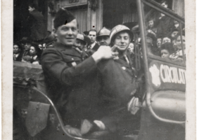 'Paris, le 2 avril 45 en attendant le défilé
Jean MICHAUX
ANDRE MARIE'