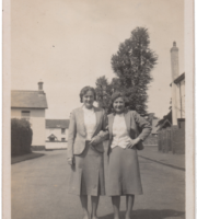 'Odette et Dora Baker , deux aimables jeunes filles où je passe mes permissions'